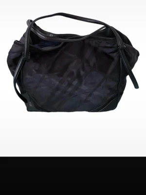 Totebag, Burberry - I fint, använt skick. Använts varsamt. Inköpt från Vestiaire och alltså äkthetskontrollerad. Inga hål/revor/skador finns. 