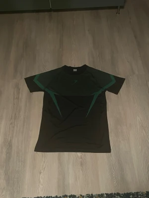 Gymshark onyx  - Snygg Gymshark onyx med logga på bröstet., perfekt för gymmet eller löpning. Helt oanvänd,Storlek S,riktigt rare. 