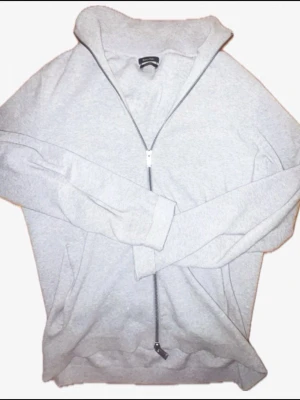 Fullzip Massimo Dutti - Skitsnygg grå fullzip/kofta från Massimo Dutti, bra skick och bara använd ett par gånger. Storleken är S men kan även passa som M. Skriv vid funderingar och pris kan diskuteras!