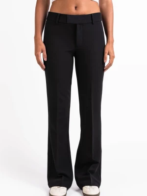 Svarta kostymbyxor från BikBok - exstra short - Säljer ett par svarta kostymbyxor från BikBok med raka ben och pressveck. Byxorna har hällor för skärp och stängs med hake och dragkedja. Perfekta för en clean och stilren look.