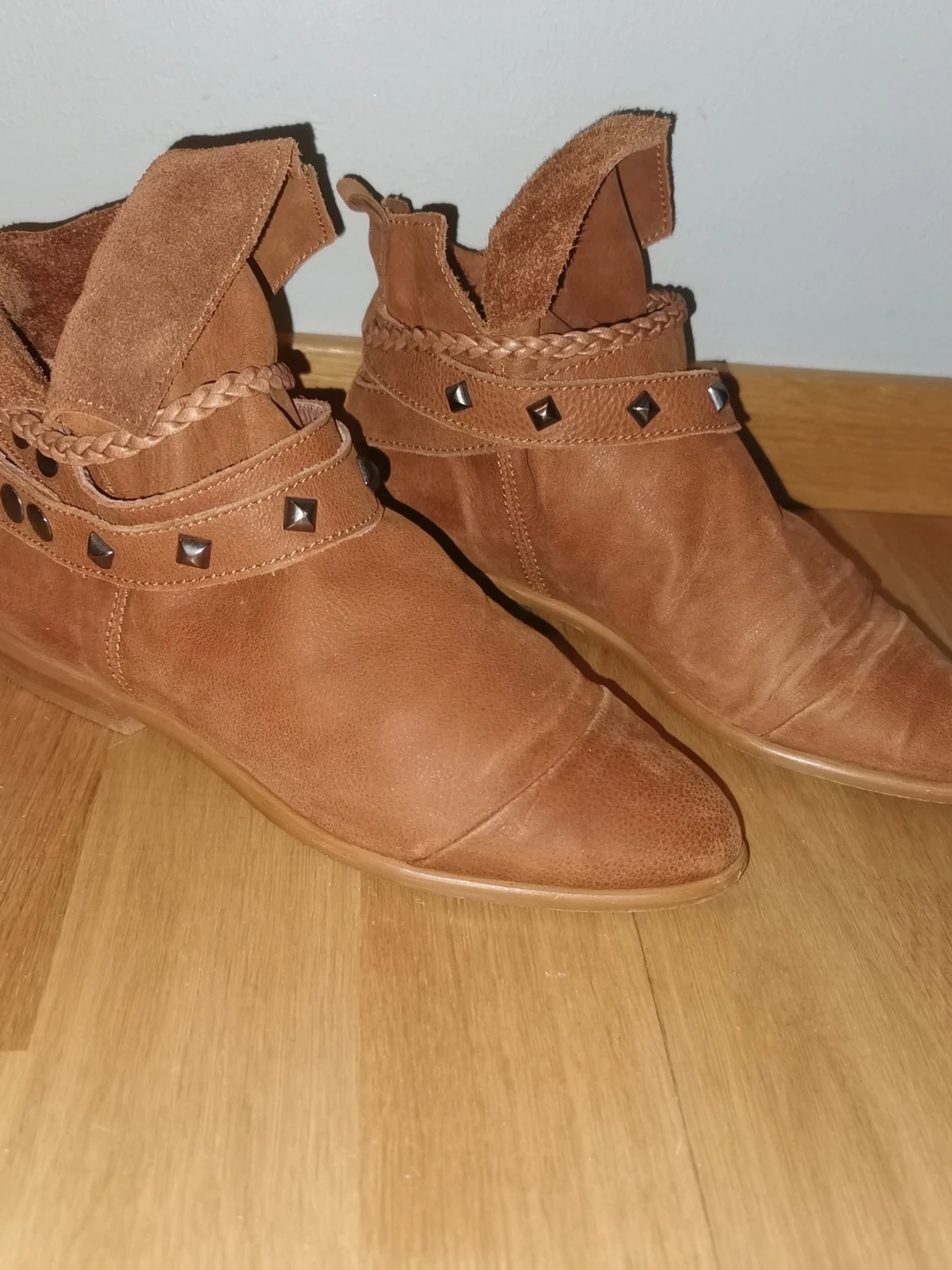 Bruna boots med nitar och flätad detalj