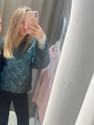 Grön vårjacka - Säljer min mörkgröna jacka från Gina tricot. Den har tyvärr inte kommit till användning så mycket så därav säljer jag den nu. Jätte snygg jacka till våren den är inte så tjock men ger endån värme och passar till de mesta.