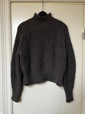 Grå stickad tröja - Grå stickad tröja från H&M i storlek S