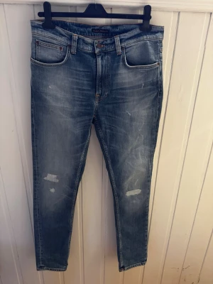 Nudie Jeans  - Snygga blå nudie jeans med snygga slitningar och tvätt | Passar till allt | Helt ny med samtliga tagsen med  | P082