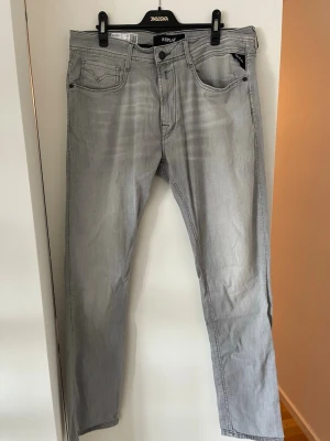 Grå jeans från Replay - Säljer ett par snygga grå jeans från Replay i modell Rocco och storlek W32 L34. De är i väldigt fint skick och har använts ett fåtal gånger. 