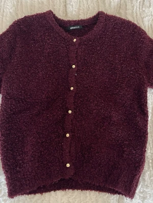 Boucle kofta - Vinröd boucle kofta från GinaTricot 