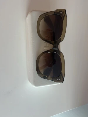 Solglasögon  - Solglasögon från Chimi, gamla 08 modellen i grön/brun aktig färg. I helt nytt skick, inga defekter på glasögon. Skriv om du har någon fråga!