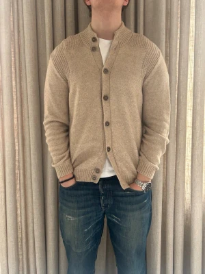 Massimo Dutti cardigan - M  - Strolek L men sitter som M. Mycket fint skick och inga defekter. Modellen på bilden är ca 180 cm. skriv om du undrar över något💸