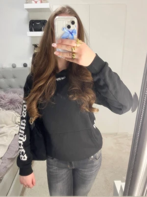 Los Angeles hoodie  - Hoodie med tryck! Använd 1 gång. Inga hål eller defekter finns! Snören att sätta in i luvan tillkommer! 