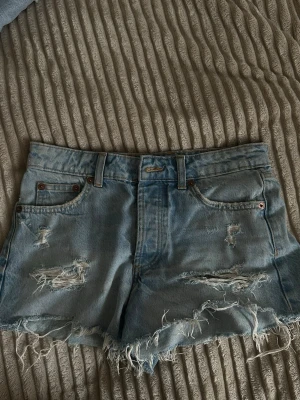 Snygga shorts från Zara❣️ - Ett par jättesnygga shorts från Zara i storlek 34!❣️säljer de därför att de är för stora för mig! Använts 1-2 sommrar men inte såpass mycket!❣️