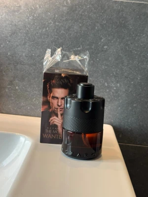 Azzaro The Most Wanted parfum 100ml - Endast testad Säljer en Azzaro The Most Wanted Eau de Parfum, 100 ml. Flaskan är mörkbrun med svart detaljer och har en unik, robust design som påminner om en cylinder. Perfekt för dig som gillar kraftfulla och maskulina dofter.
