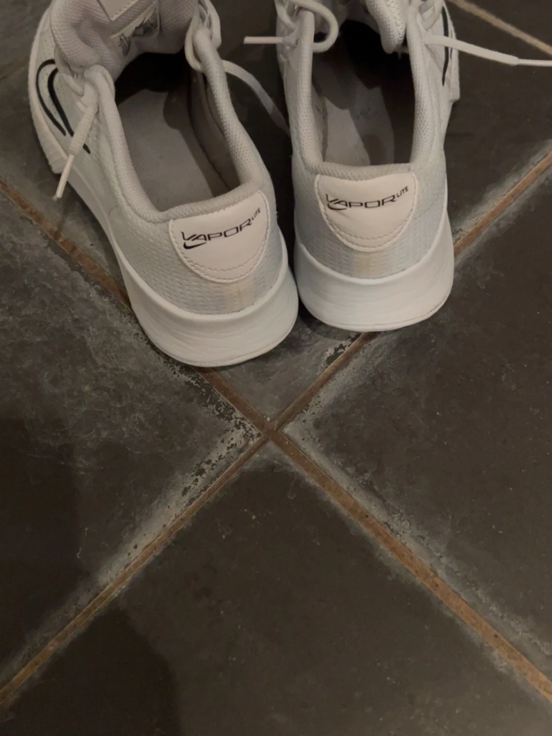 Vita Nike inneskor med svart swoosh - 2