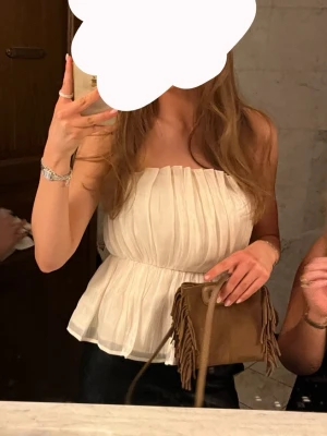 Fest topp - Säljer denhär superfina toppen från Gina Tricot, slutsåld! Endast använd vid ett tillfälle. Storlek S🤍🤍🤍