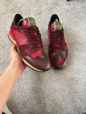 Valentino rockrunners  - Tja säljer mina rockrunners i mycket fint skick | storlek: 42 | ny pris: 7000kr | mitt pris: 1199kr. Pris kan diskuteras vid snabb affär! Kom dm vid fler frågor! 