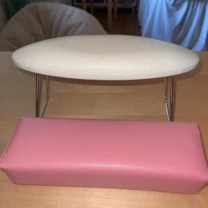 Två st armstöd för naglar💓 - Säljer två st armstöd för naglar, den rosa är från nagel giganten och den vita från missfancy❤️ Väldigt bra skick på båda!💓