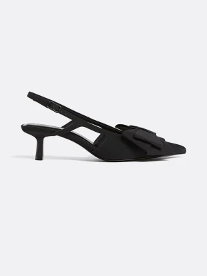 Svarta pumps med rosett - Stilrena svarta pumps i stl 36 med låg klack och öppen häl . Skorna är helt oanvända och slutsåld på Stradivarius hemsida och zalando. Perfekta för dig som gillar klassisk och elegant stil, passar perfekt till en fest🤍