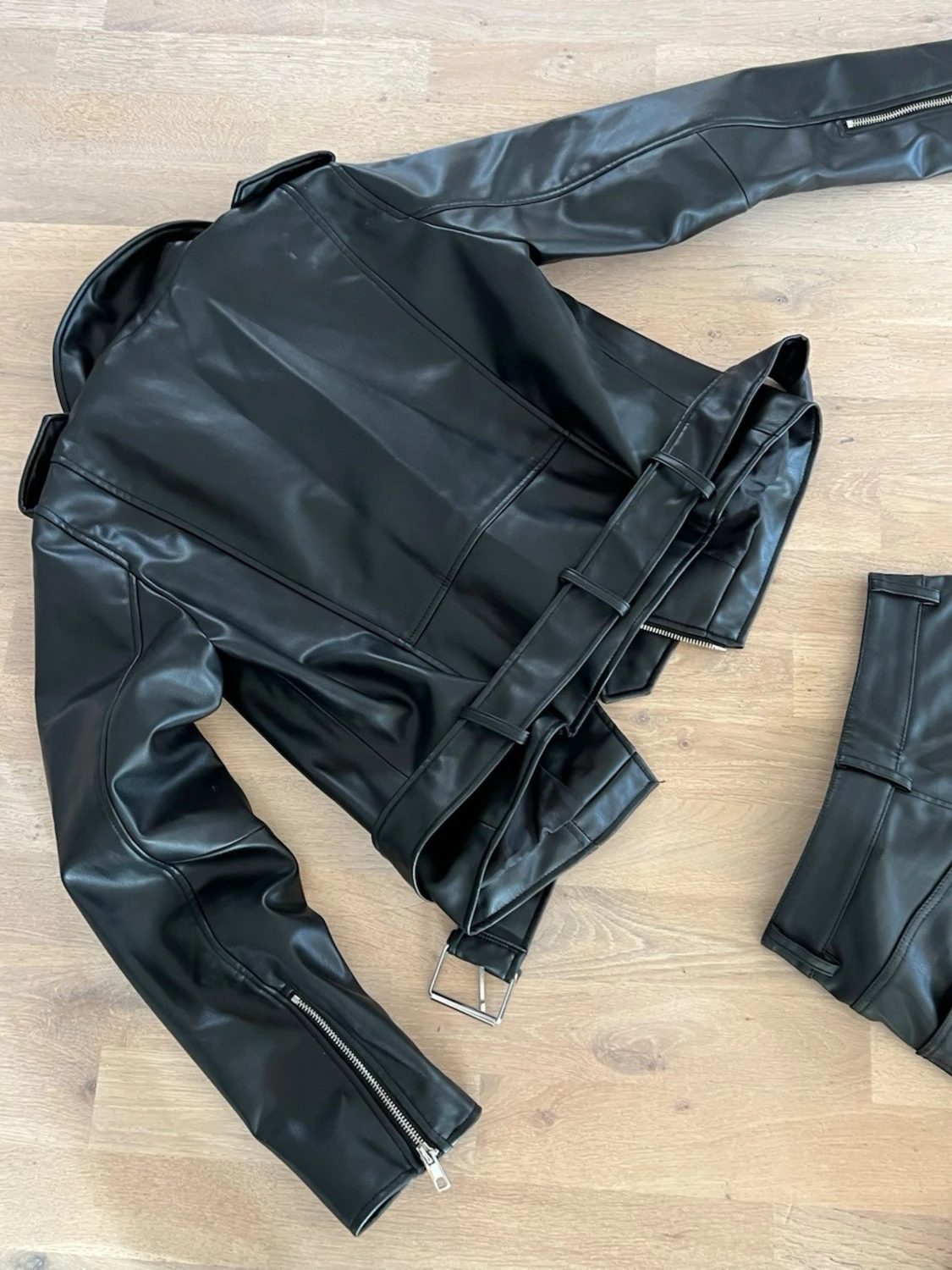 Svart skinnjacka (stl M) med bälte och skinnbyxor (stl 34)från Zara, stl S - 5