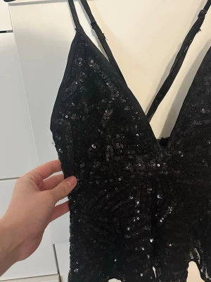 Glitter topp - Snygg topp med paljetter som passar  bra till festligheter och andra utgångar🤩🤩 korsad i ryggen. Använd fåtal gånger & är i storlek 34/xs  