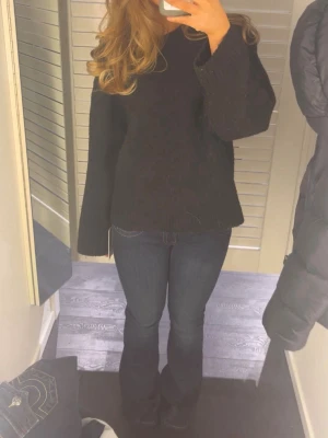 True religion jeans - Säljer min true religion jeans, super fina detaljer. Säljs för är för stora för mig❤️ är uppsydda så passar om man är runt 160cm❤️ har lite små trassel vid fotdelen av byxan men syns inte alls🥰