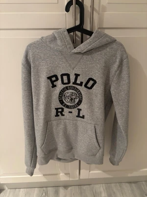 Ralph Lauren hoodie - Säljer denna Ralph Lauren hoodie i jättebra skick! | Storlek M | Inga fläckar eller defekter! | pris går att diskutera vid snabb affär! | 