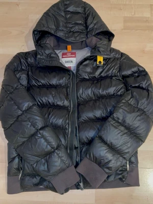 Parajumper vår/vinterjacka  - Pjs jacka i extremt fint skick funkar utmärkt nu in för vår kvällar funkar även under vintern. Skickas samma dag frågor osv->dm (storlek s)