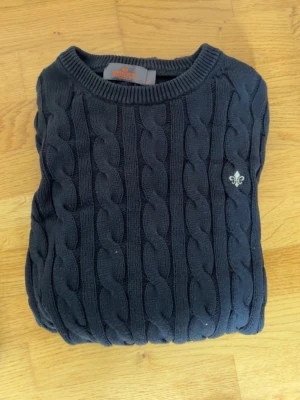 Mörkblå kabelstickad tröja Morris - Säljer nu min mörkblåa kabelstickade tröja från Morris. Den är i perfekt skick, använd endast 2-3 gånger, nypris ca 1499, mitt pris 449. Det är en riktigt skön och lite tjockare tröja som passar perfekt nu till våren. Pris kan diskuteras. Skriv ifall några funderingar!