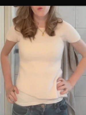 Vit stickad kortärmad topp - Jätte fin stickad tröja från Zara i storlek S men passar mig som har XS också, fint skick.