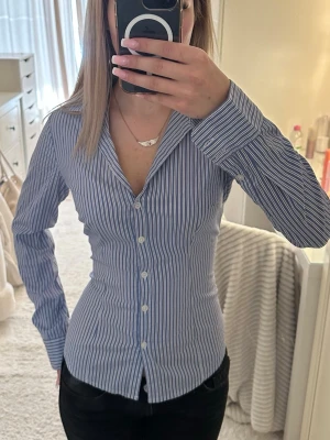 Ljusblå skjorta - Supersnygg figursydd skjorta! Storlek 32 men passar XS-S bättre!☺️💗