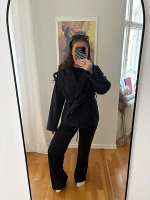 Marinblå kort kappa  - Säljer min korta kappa med snörning från ICHI i storlek 36! Knappt använd då den inte är min stil💋💋🙌🏽