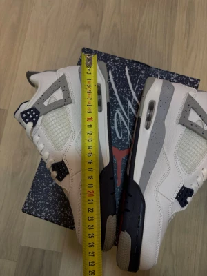 Air Jordan 4 White/midnight blue Oreo sneakers - Snygga Air Jordan 4 White Oreo sneakers i vitt läder med grå och svarta detaljer. Utmärkt skick, knappast använda. ‼️Fraktar samma dag ~ fråga frågor privat👌🏽