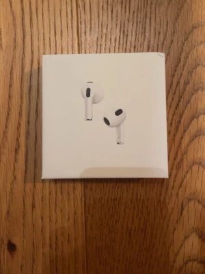 Apple AirPods 3 med laddningsetui - Säljer ett par vita Apple AirPods 3 med trådlöst laddningsetui. Snygg och stilren design i plast, perfekt för dig som vill ha grymt ljud och smidig anslutning till iPhone eller andra Apple-enheter. Allt originaltillbehör och förpackning medföljer. Helt nya, aldrig använda. Kan gå ner lite i pris, men priset är redan galet lågt!! 🤩❤️