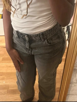 Gråa jeans - Grå Pull & Bear-jeans, storlek 36, straight fit, mid/hög midja. Endast använda ett par gånger, fint skick, inga defekter.