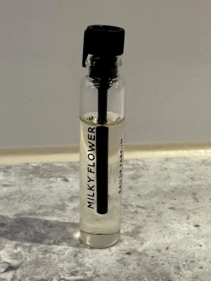 Milky flower - Essnce - Milky flower - Essnce, köpt nyligen och är använd. Mängd syns på bild