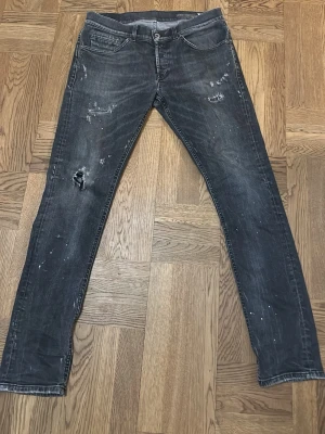 Dondup George  - En par sköna dondup George med slitningar, skriv vid minsta lilla fundering🙌