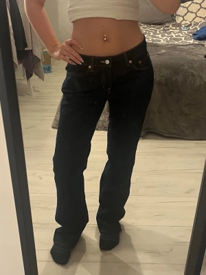 Mörkblå raka jeans - Säljer nu dessa snygga mörkblå raka jeans från Weekday! Storlek 28/32 vilket motsvarar en storlek 38 ungefär (passar mig som vanligtvis har 36) Tyvärr är de lite för långa på mig som är 164 cm lång. Utöver det är de i ett jättefint skick!