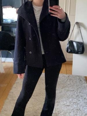 Kappa  - Mörkblå kappa från Gina Young, nopprig på sina ställen men inget märkvärdigt, storlek 170 ❣️
