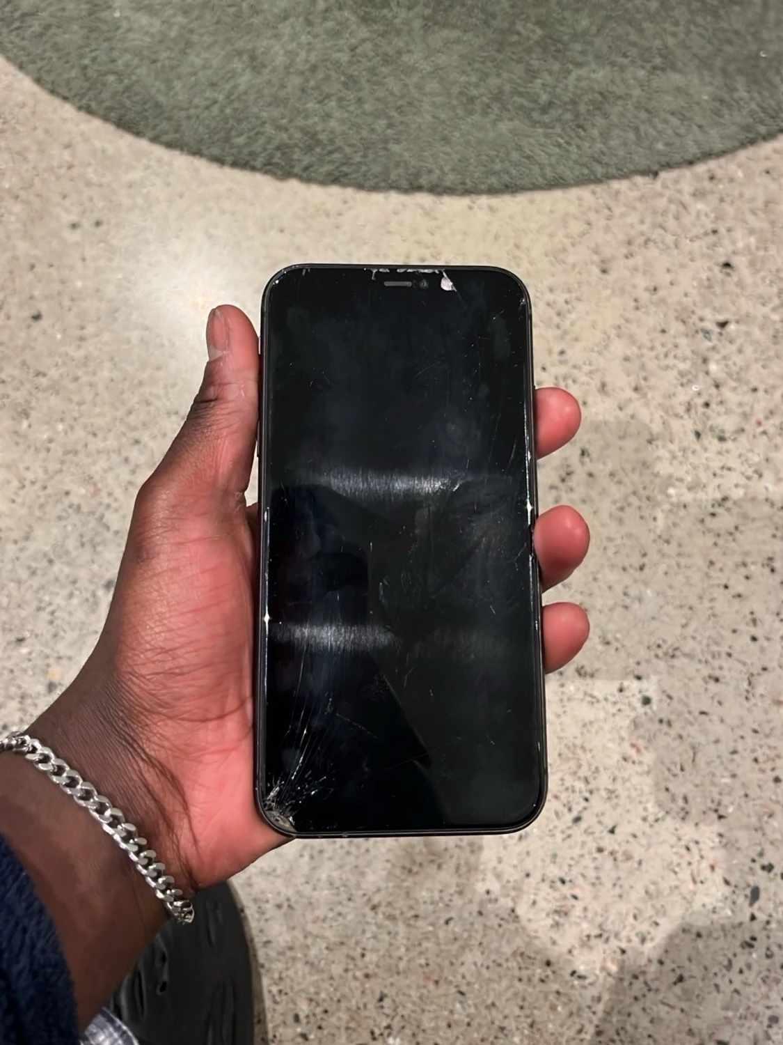 Svart iPhone 11 med dubbla kameror - 2