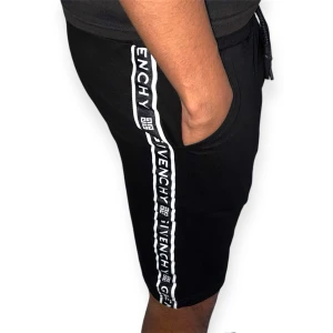 Givenchy Paris Shorts- Slim fit - Storlek S - Helt ny, högkvalitativ replika. Modellen är 175 cm lång och bär storlek S på bilden. Pris: 799 kr. Leverans: Skickas inom 24 timmar. Notera: Begränsat antal- först till kvarn 