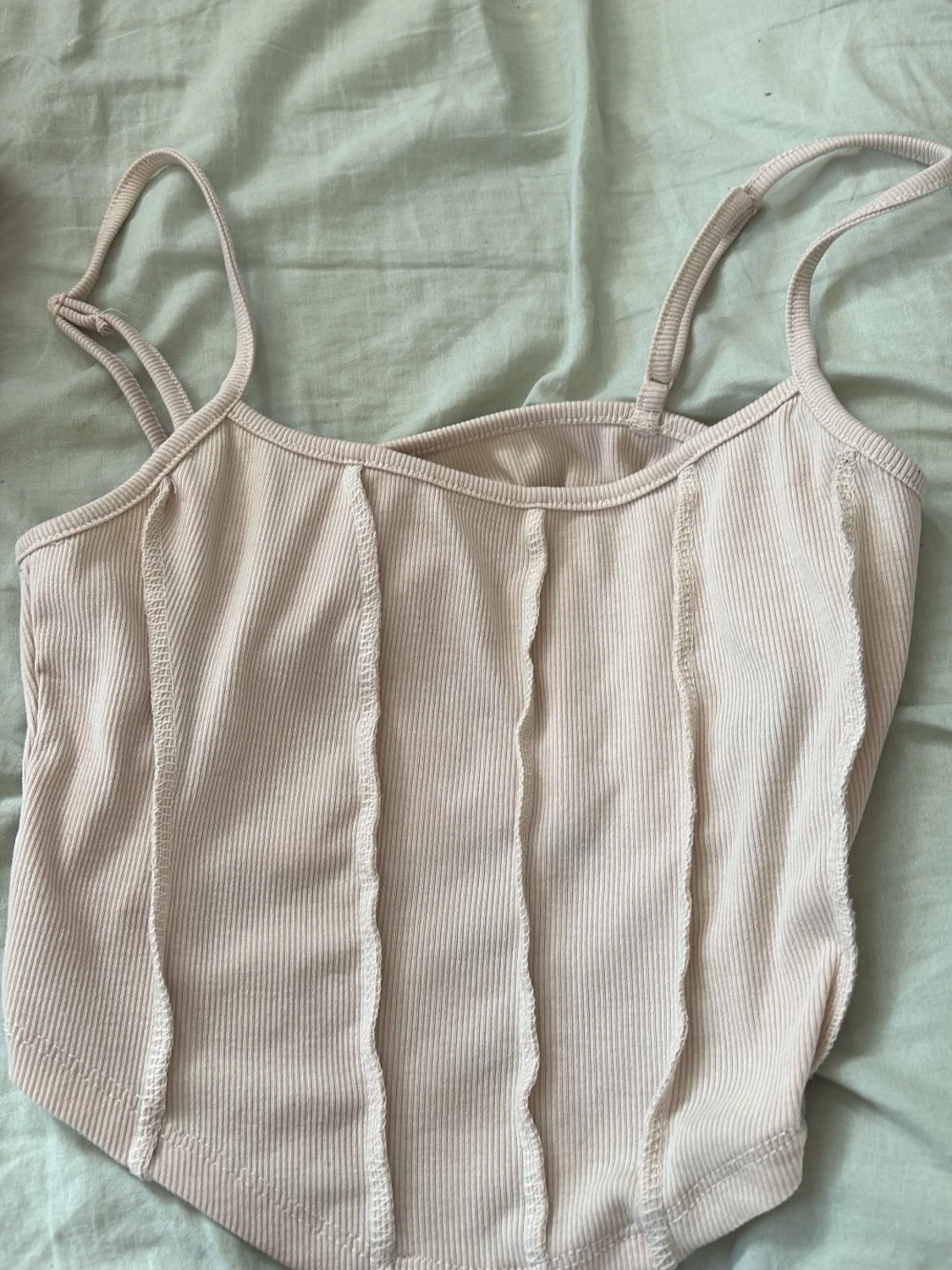 Beige ribbad linnetopp med sömmar