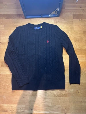 Svart kabelstickad tröja Polo Ralph Lauren - Kabelstickad svart tröja från Polo Ralph Lauren riktigt fin tröja storlek S , passar dem flesta annars fin tröja, den passar inte mig säljer för bra pris, priset är inte hugget i sten kan gå ner ett enkelt skepp vid snabb affär, skriv Järna vid mer funderingar så svarar Jag dirket🤩