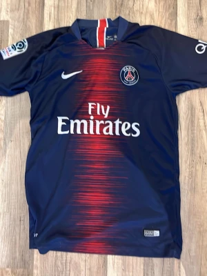 PSG Neymar Jr - PSG tröja med Neymar Jr på ryggen, vill sälja pågrund av att den är för liten. Pris går att diskuteras 