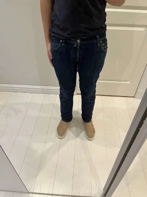 Jacob cohen jeans - Riktigt snygga Jacob cohen jeans i modellen 622. Jeansen är i bra skick och pris kan diskuteras vid snabb affär. Liten defekt på knät men inget som syns vid användning.