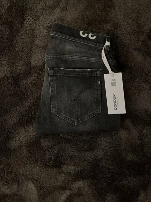 Dondup jenas  - Helt nya grå slim fit dondup jeans med tags, storlek 32. Nypris 3000kr mitt pris 999kr. Hör av er vid frågor. Mvh Luxery closet😊
