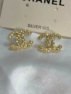 Guld CC Örhängen  - Jättefina örhängen helt nya från förpackningen! Material i Sterling silver 925 rostfria ✨ Skickas inslaget i en liten presentpåse 🎁  Erbjuder snabb leverans postar inom 24 timmar