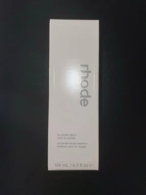 Rhode Glazing Milk 124 ml - Rhode Glazing Milk facial essence. Produkten innehåller 124 ml och är framtagen för att ge huden fukt och lyster. Köpte två men funkar inte riktigt för mig, därför säljer jag den oöppnade 