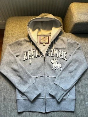 Abercrombie & Fitch Authentic Vintage Zip Hoodie  - Säljer min Abercrombie & Fitch zip tröja då den är för liten. Tröjan är i storlek L men har en väldigt liten passform! I övrigt så är det än riktigt snygg tröja som jag önskade passa mig…