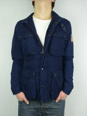 Ralph Lauren vadderad Fieldjacket  - RALPH LAUREN FIELDJACKET Storlek : M Passform : Normal Användning : Jackan är i ett väldigt fint skick utan defekter Nypris : Cirka 4500SEK Modellen på bilden : 182CM och väger 78KG