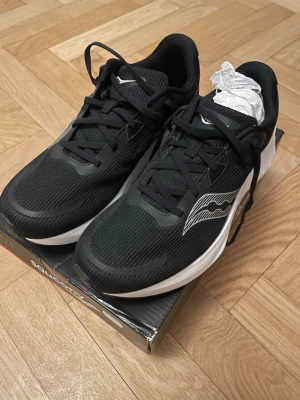Svarta Saucony löparskor - Löparskor Strl 43. Oanvända, inköpspris 1649kr