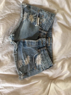 Populära pull & bear shorts  - Snygga ljusblå denimshorts från pull & bear , jättepopulära och Lowaist. Där av priset är i st 32 men skulle mer säga att de sitter som xs-s
