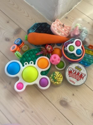 Stort paket med fidgetleksaker - Säljer ett blandat paket med färgglada fidgetleksaker, bland annat ”pop it” ,”stressbollar” och annat kul att sysselsätta händerna med !  